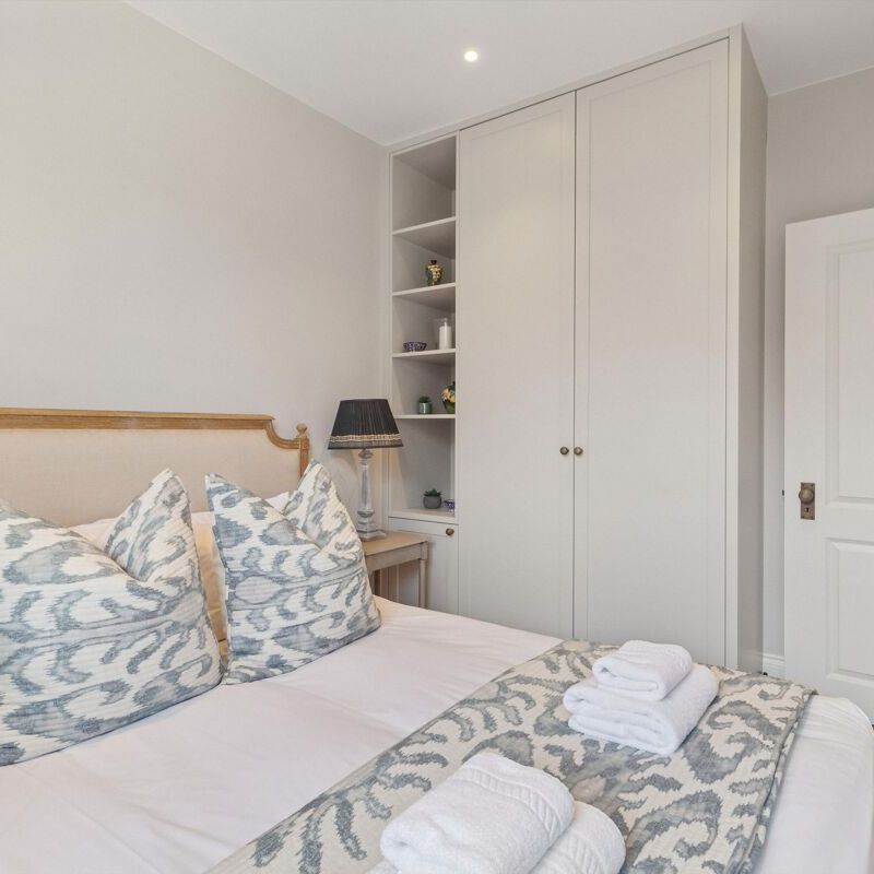 SHORT LET: A charming 3 bed period townhouse with air conditioning on one of Kensington / Notting Hills most sought-after streets. - Photo 1
