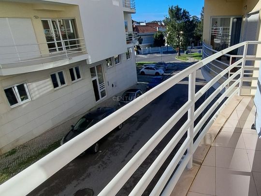 Apartamento T3 (4 assoalhadas) com Parqueamento e Arrecadação na CAPARICA (Zona de Pilotos) - Photo 1