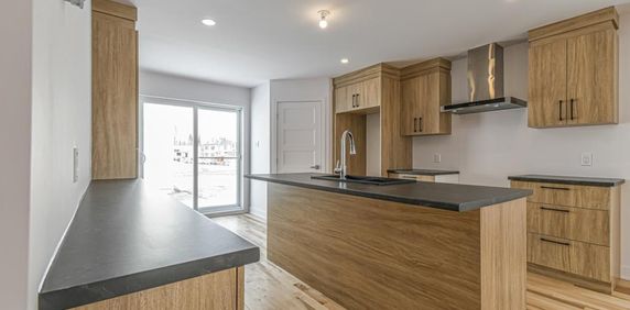 Grande spacieuse et luxueuse maison neuve de 3 chambres à louer. Disponible à louer !!! - Photo 2