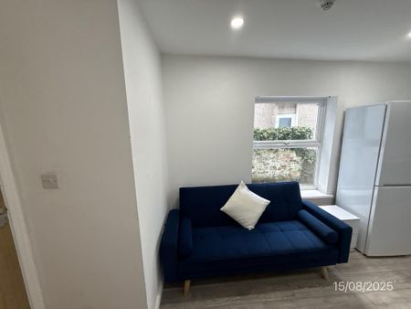 8 bedroom terraced house to rent - Photo 2