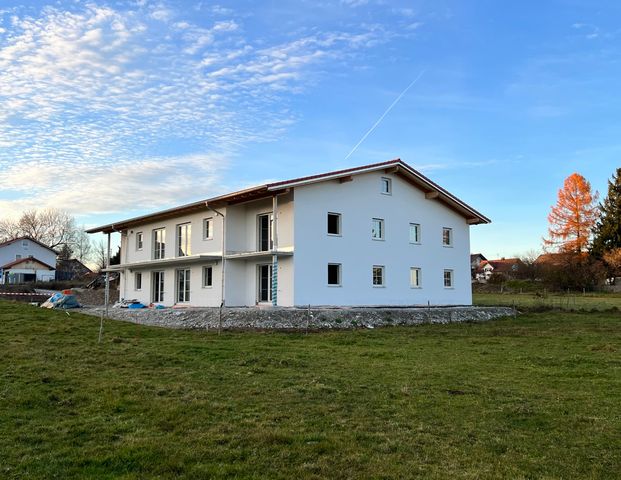 Schicke, barrierefreie 2-ZKB-Neubauwohnung in ruhiger Ortsrandlage mit Aufzug und Südbalkon - Photo 1