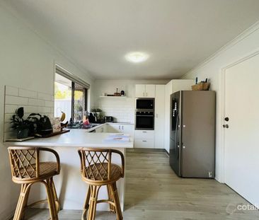 Beautifully Renovated 2 Bedroom Duplex for Rent - Photo 4