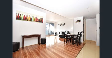 Gorgeous Unfurnished Two Bedroom Apartment in the Heart of Melbourne! - Photo 2