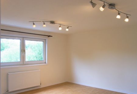 Well Presented Two Bedroom Apartment to Let in Thorplands - Photo 5