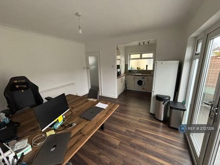 3 bedroom semi-detached house to rent - Photo 2