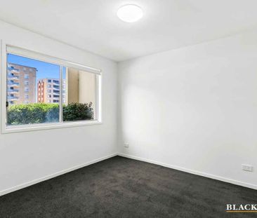 Two Bedroom Apartment Located In The Heart Of Braddon. - Photo 2