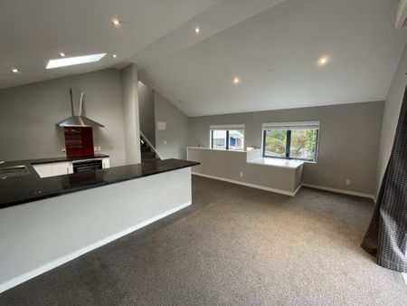 Sunny 3-Bedroom Townhouse in Sought-After Wadestown - Photo 3