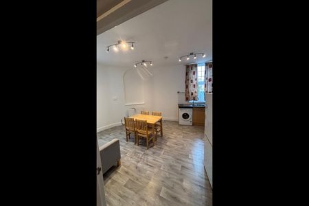 2 Bed Flat, Bolton Crescent, SE5 - Photo 2