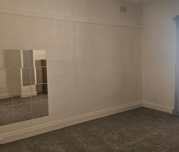 Stunning 2-Bedroom Apartment in Kingsgrove - Photo 5