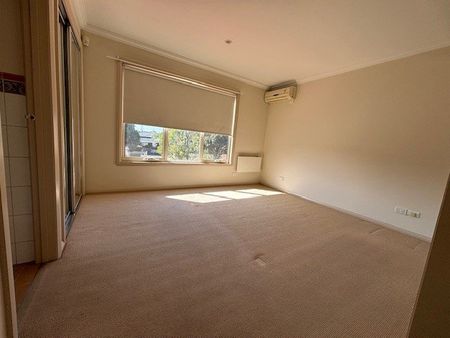 33B Fawkner Crescent, Keilor East VIC 3033 - Photo 4