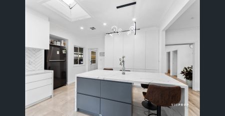 Beautiful Home with Self-Contained Bungalow – Perfect Flexibility for Families - Photo 2