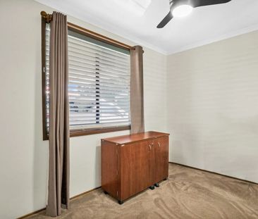 Spacious 3-Bedroom Home with parking behind electric gate - Photo 4