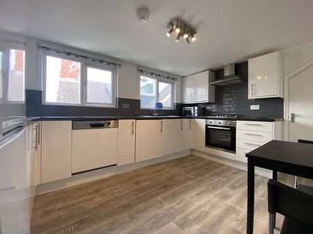 4 bedroom flat to rent - Photo 4