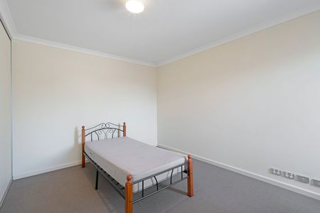 Large Easy Care Home - Photo 4