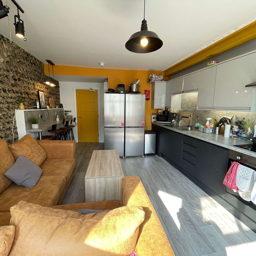 A Fresh and Convenient Share in Worthing Room 2 - Photo 1