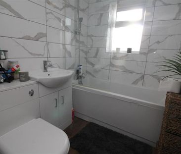 3 bedroom end of terrace house to rent - Photo 5