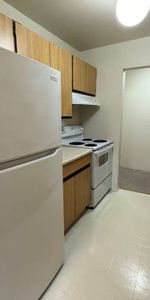 Quiet Top Floor Interior Corner Unit 2 Bed, 1 Bath, Parking, Balcony! - Photo 3