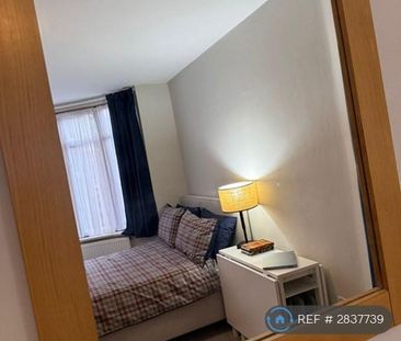 1 bedroom in a flat share to rent - Photo 5