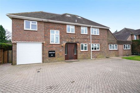 A gated five bedroom detached family home with annexe. - Photo 2