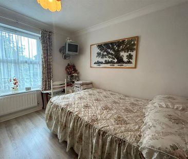 5 bedroom detached house to rent - Photo 2