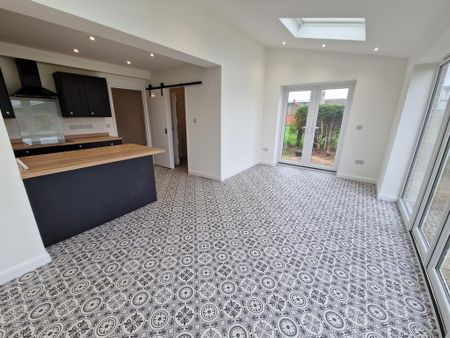 3 bedroom semi-detached house to rent - Photo 2