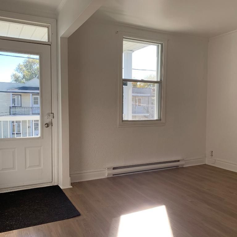 Beau 4 ½ à Saint-Jérôme – 5 électros inclus, 2 stationnement déneigé - Dispo maintenant - Photo 1
