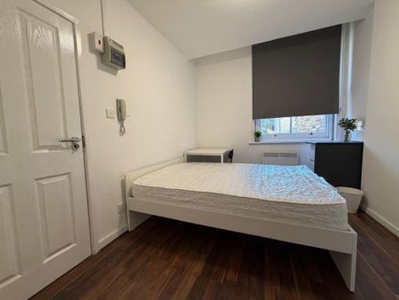 1 bedroom in a house share to rent - Photo 2