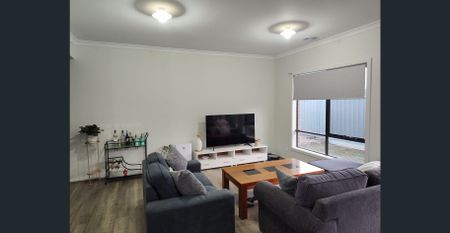 Private Double Room with Modern Amenities - NEW Home - All Bills included - Photo 5