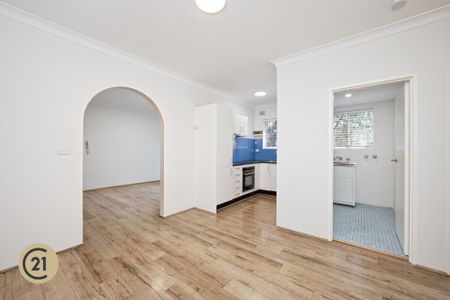 Modern 2-Bedroom Unit in Prime Location – Walk to Station, Shops & Schools - Photo 2