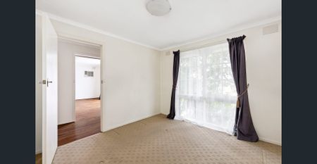 STUNNING, STYLISH AND IMMACULATELY PRESENTED RESIDENCE IN HIGHLY SOUGHT AFTER LOCATION - Photo 4