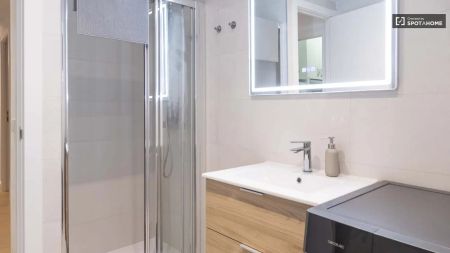 Room in a shared 3-bedroom apartment for rent in Pilar, Madrid, perfect for professionals and students. - Photo 4