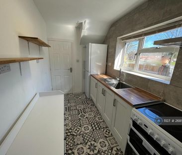 4 bedroom semi-detached house to rent - Photo 6