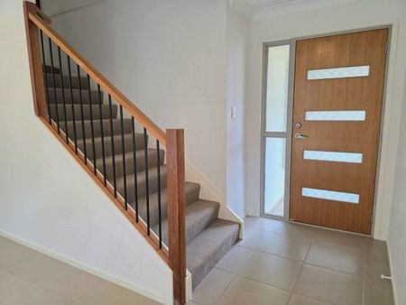 âStay Cool with Air Conditioning, Solar Power & Ceiling Fans | Calamvale 3-Bedroom Townhouse for Lease - Photo 5