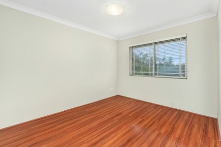2 bedroom with study - walk to station - Photo 2