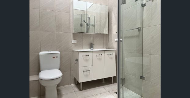 Renovated 3 Bedroom Town House | Double Lock Up Garage - Photo 1