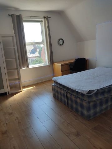 Room in a Shared House, Loughborough Road, NG2 - Photo 3