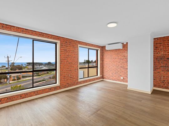 Thinking of selling? Contact our agent - Photo 1