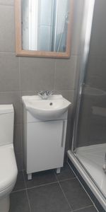 Bedsit, Rosebery Road, N10 - Photo 3
