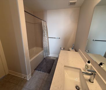 For Lease - 30 Vantage Loop Avenue, Newmarket, Ontario - Photo 4