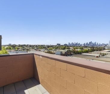 Modern 2-Bed Apartment with Stunning Views on the Rivers-edge! - Photo 6