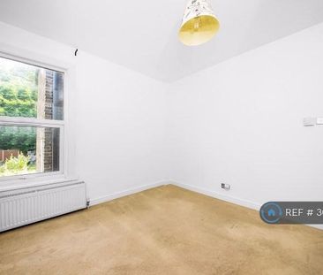 3 bedroom flat to rent - Photo 3