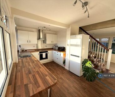 4 bedroom end of terrace house to rent - Photo 6