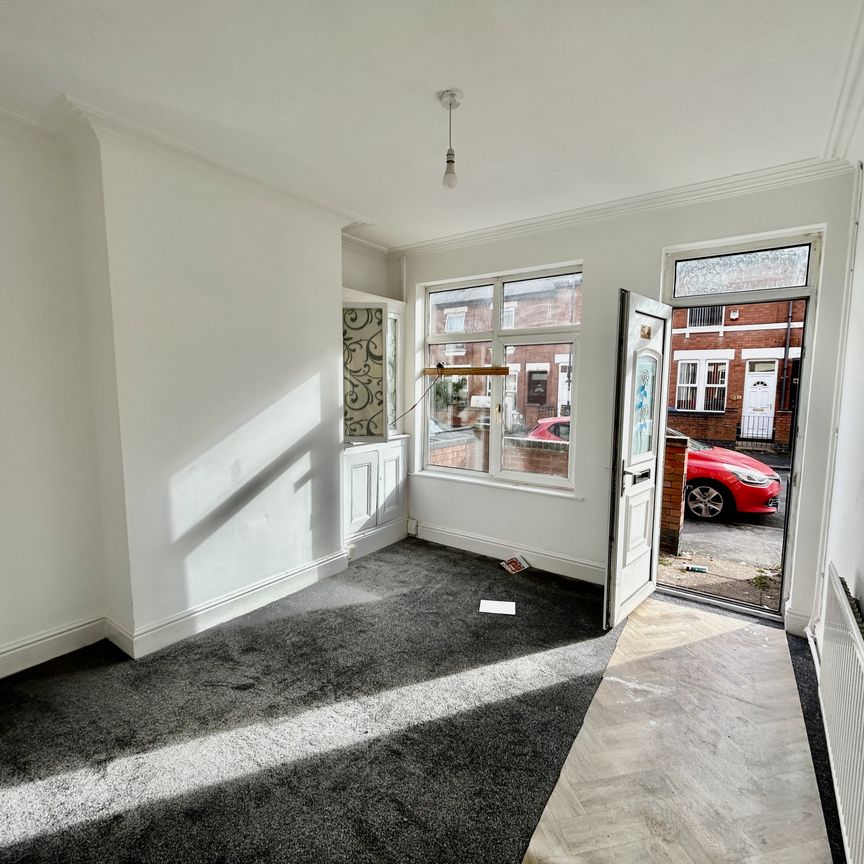 AVAILABLE NOW Well presented mid terraced home near Cavendish Shopping Centre offering lounge dining room fitted kitchen bathroom and three bedrooms Gas central heating double glazing rear garden and on street parking Rent 850 pcm deposit 850 Unfurnished Early viewing advised - Photo 1