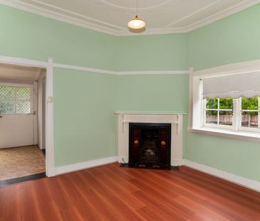 Character Home in Prime Oatley Location - Photo 2