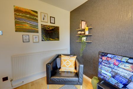 2 Bed Terraced House, Moorville Close, LS11 - Photo 3