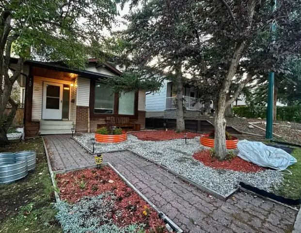 Beautiful 3-Bedroom Family Home with Garden – Quiet Neighborhood | 15 Edgeford Way Northwest, Calgary - Photo 1