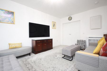 4 bedroom detached house to rent - Photo 2