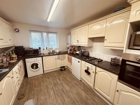 1 bedroom in a house share to rent - Photo 3