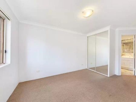 Apartment with 2 bedrooms, 2 bathrooms & parking for 1 car - Photo 4