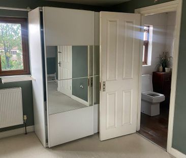 1 bedroom in a flat share to rent - Photo 2